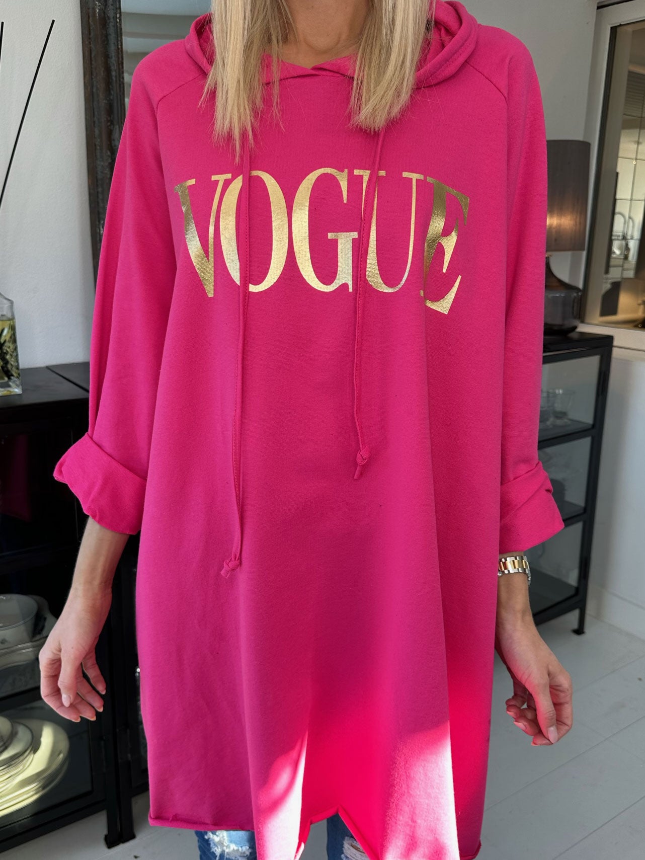 Cecilia - Sweatshirtklänning med luva och guldigt vogue-tryck